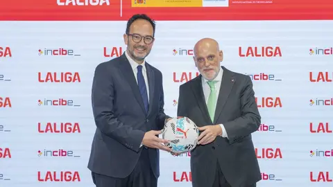 Antonio Hernando Vera, secretario de Estado de Telecomunicaciones, y Javier Tebas, presidente de LaLiga - Foto de LaLiga