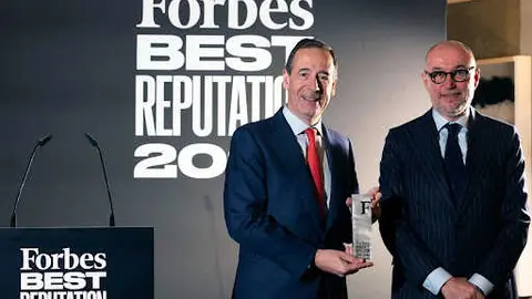 Gonzalo Gort&aacute;zar, consejero delegado de CaixaBank, y Andr&eacute;s Rodr&iacute;guez, editor de Forbes