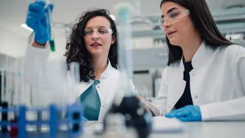 Estudiantes en un laboratorio - Foto del Consejo General de Colegios Farmac&eacute;uticos