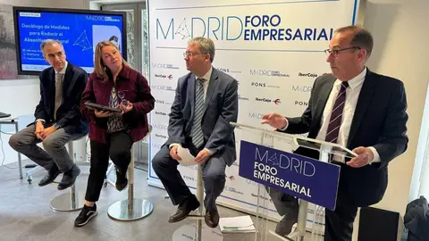 Momento del segundo di&aacute;logo durante el acto de presentaci&oacute;n del dec&aacute;logo - Foto de CEIM