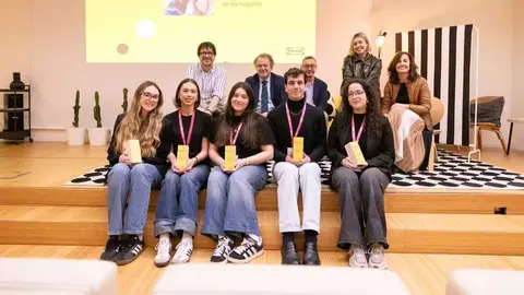 Equipo ganador junto al jurado en Homesreset - Foto de IKEA