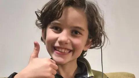 Retrato generado por IA de la ni&ntilde;a Olivia Belmonte - Foto de Med-El