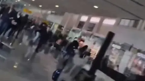 Hombres armados irrumpen en el aeropuerto de Guadalajara (M&eacute;xico)