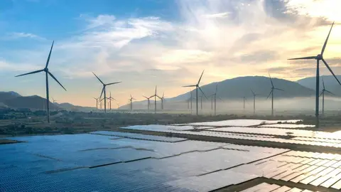 Energ&iacute;as renovables e&oacute;lica y solar - Foto de Quang Nguyen Vinh de Pexels (Canva)