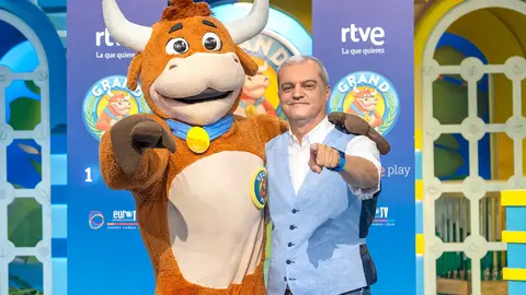 La vaca del Grand Prix junto a Ram&oacute;n Garc&iacute;a | Fotograf&iacute;a de RTVE