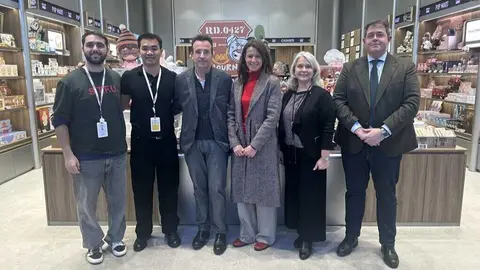Visita de la directora de Comercio de la Comunidad de Madrid a una tienda Popmart - Foto del Ayuntamiento de Legan&eacute;s