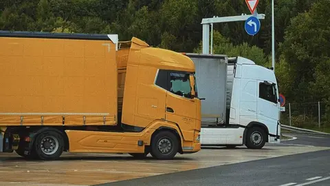 Camiones aparcados - Foto de Mehmet Turgut Kirkgoz de Pexels