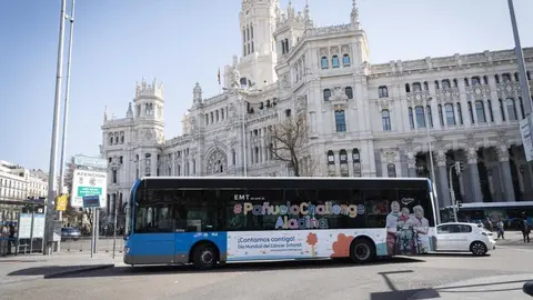 Diferentes momentos de la presentaci&oacute;n de la campa&ntilde;a &lsquo;Pa&ntilde;uelo Challenge&rsquo; promovida por la Fundaci&oacute;n Aladina en colaboraci&oacute;n con EMT Madrid