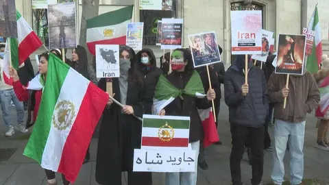 Manifestaci&oacute;n contra el r&eacute;gimen iran&iacute; de los ayatol&aacute;s - Imagen de Archivo