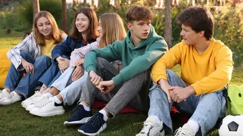 J&oacute;venes en un parque - Foto de Africa Images @africa-images (Canva)