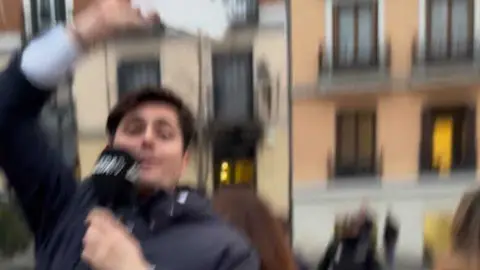 Vito Quiles durante la presunta agresi&oacute;n - imagen de @SarahPerezSanta en X