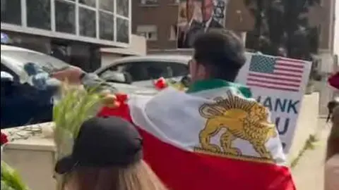 Iran&iacute;es en Madrid depositan flores ante la Embajada de Israel