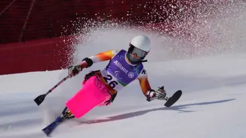 Audrey Pascual, durante el supergigante de hoy en los Juegos Paral&iacute;mpicos de Mil&aacute;n Cortina 2026 - Foto de Mikael Helsing/CPE