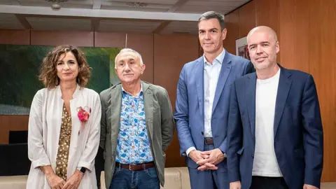 L&iacute;deres de CCOO y UGT con Mar&iacute;a Jes&uacute;s Montero y Pedro S&aacute;nchez - Foto de UGT