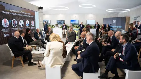 Gonz&aacute;lez durante su participaci&oacute;n en las mesas redondas de la feria inmobiliaria internacional MIPIM 2026