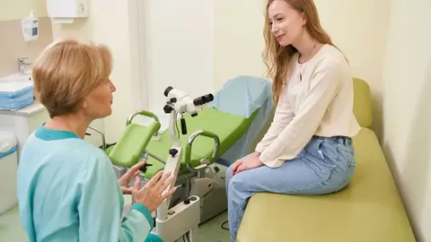 Mujer en consulta m&eacute;dica - Foto de 123RF/svitlanahulko