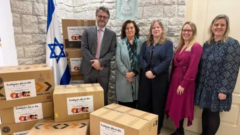 Diplom&aacute;ticos acreditados en Madrid impulsan una recogida solidaria de ropa para apoyar a mujeres vulnerables en Villaverde