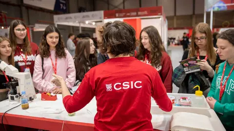 El estand del CSIC ofrece cerca de 50 experiencias para estudiantes y p&uacute;blico general. / David. F. Sabadell