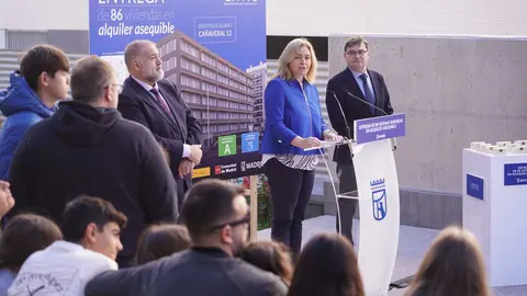 Sanz en la entrega de llaves de Ca&ntilde;averal 12 - Foto Ayuntamiento de Madrid