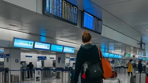 Persona en el aeropuerto esperando con el equipaje
