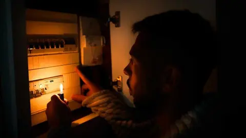 Hombre revisando electricidad en su domicilio tras apag&oacute;n - Foto de Daria Kulkova de Getty Images