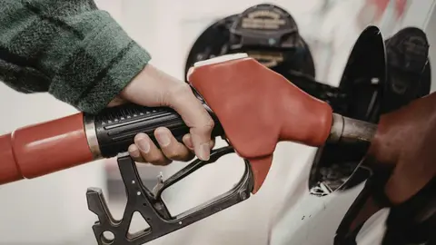 Rellenando el dep&oacute;sito de gasolina - Foto de Stefanut Sava's Images