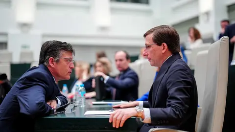 Mart&iacute;nez P&aacute;ramo (izquierda) y el alcalde hoy en el Pleno - Foto de Ayuntamiento de Madrid/ Alejandro Olea