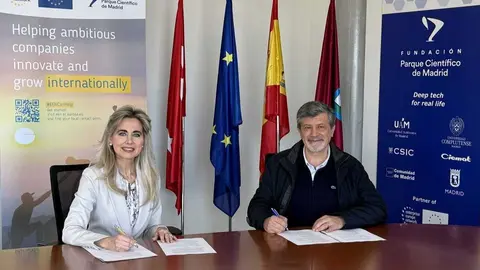 Marta del Castillo V&aacute;zquez, directora general del Parque Cient&iacute;fico de Madrid, y Gabriel Anzaldi, director de ecosistemas de Eurecat, firman el convenio de colaboraci&oacute;n entre ambas entidades en la sede del Parque madrile&ntilde;o. Fuente: PCM.