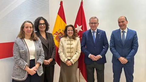 La consejera de Sanidad, F&aacute;tima Matute, con el presidente del Colegio  Oficial de Enfermer&iacute;a de Madrid (CODEM), Jorge Andrada - Foto Comunidad de Madrid