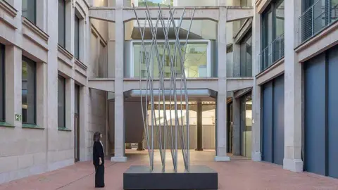 Escultura del artista madrile&ntilde;o SpY, en Serrer&iacute;a Belga