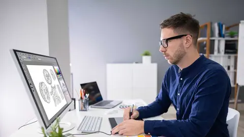 Dise&ntilde;ador trabajando en el ordenador desde casa - Foto de Andrey Popov de Getty Images