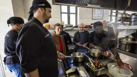 Fern&aacute;ndez y Ma&iacute;llo en su visita a La Quinta Cocina - Foto Ayuntamiento de Madrid