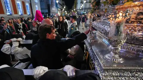 Almeida presidiendo el primer acto de veneraci&oacute;n al Lignum Crucis en Madrid, en la noche del Viernes Santo en la Puerta del Sol