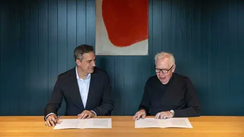 El secretario general de Agenda Urbana, Vivienda y Arquitectura, I&ntilde;aqui Carnicero y el presidente de Fundaci&oacute;n RIA, David Chipperfield - Foto del Ministerio de Vivienda y Agenda Urbana