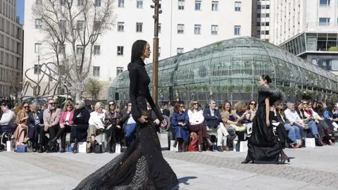 Modelos desfilando en la inauguraci&oacute;n de la Semana de la Moda de marzo de 2026, en la plaza de Espa&ntilde;a