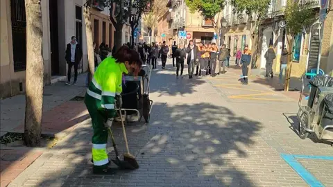 Limpieza en las calles de Alcal&aacute; de Henares durante la Semana Santa