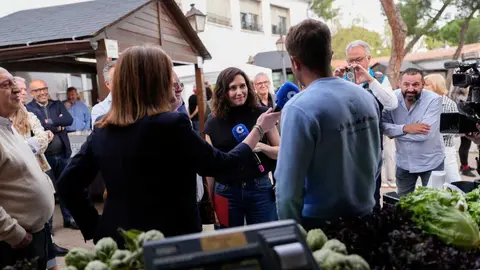 Ayuso impulsa el consumo local en el D&iacute;a del Mercado de la C&aacute;mara Agraria