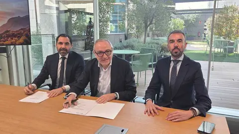 De izquierda a derecha: Mario Vega, director comercial de Empresas Organizaci&oacute;n Madrid Este de Bankinter; Lorenzo Alonso, 
director general de Avalmadrid; Jos&eacute; Alfonso M&aacute;rquez, director de Riesgos Organizaci&oacute;n Madrid Este de Bankinter.