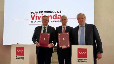 El consejero Rodrigo ha formalizado hoy los contratos de las primeras promociones - Foto Comunidad de Madrid