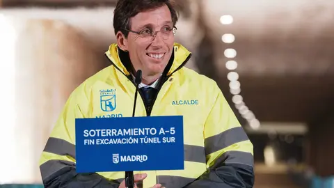 Almeida informa sobre el avance del soterramiento de la A-5 durante una visita a las obras - Foto Ayuntamiento de Madrid