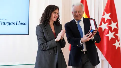 Ayuso entrega la Medalla Internacional de las Artes de la Comunidad de Madrid a t&iacute;tulo p&oacute;stumo a Mario Vargas Llosa - Foto Comunidad de Madrid