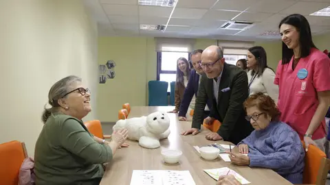 Fern&aacute;ndez y Taboada visitan un centro de d&iacute;a municipal que ha incorporado el robot terap&eacute;utico Nuka - Foto Ayuntamiento de Madrid