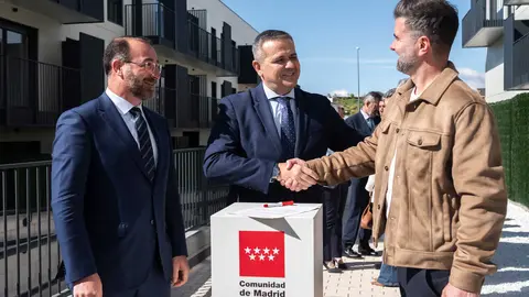 El consejero Rodrigo, durante la entrega de viviendas de la nueva promoci&oacute;n de Colmenar Viejo - Foto Comunidad de Madrid