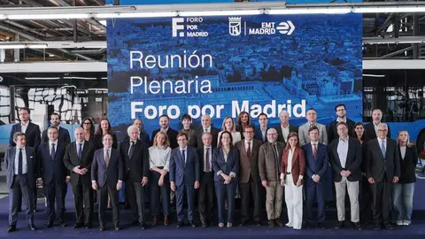 Foto de familia con participantes en el Pleno del Foro por Madrid