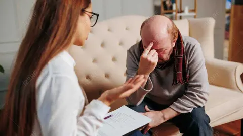 Un hombre es atendido por una sanitaria - Foto de 123rf/alexandrmusuc