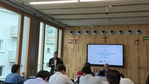 Mar&iacute;a Calvo en la ponencia sobre la familia organizada por CEU-CEFAS