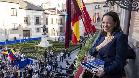 Almeida, en diferentes momentos del acto de entrega de la Llave de Oro de Madrid a Mar&iacute;a Corina Machado, en la Casa de la Villa
