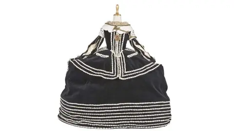 Maniquí con reproducción del traje de Mariana de Austria en 1652