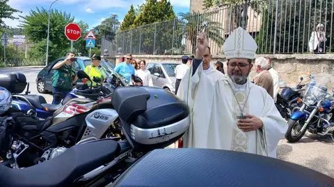 El obispo Vicente Mart&iacute;n bendice las motocicletas durante el encuentro | Foto de la Parroquia de Navalagamella