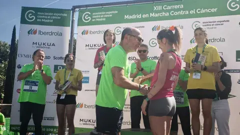 Fern&aacute;ndez entrega premio a ganadores